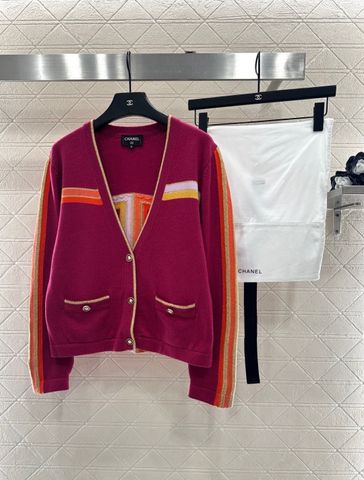 CARDIGAN LEN NỮ CN PHỐI VIỀN TƯƠNG PHẢN – NÚT HOA TRÀ CHẠM KHẮC, DÁNG V-NECK THON GỌN TÔN DÁNG