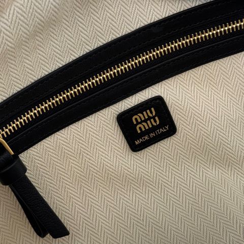 TÚI XÁCH NỮ MM DÁNG HOBO UNDERARM PHIÊN BẢN DÒNG AVENTURE PHOM MỀM DA VÂN NỔI LOGO DẬP CHÌM PHỤ KIỆN KIM LOẠI CỔ ĐIỂN