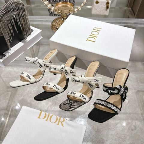 SANDAL CAO GÓT NỮ DR DÒNG J’ADIOR QUAI THÊU CHỮ NƠ CHÉO MŨI VUÔNG 8.5CM