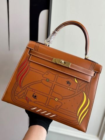 TÚI XÁCH NỮ H M KELLY 28 GRAFFITI BOX LEATHER – PHIÊN BẢN HIẾM, CHẾ TÁC THỦ CÔNG
