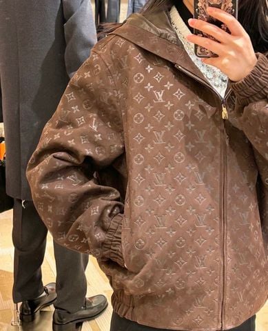 ÁO KHOÁC UNISEX L V MONOGRAM DẬP MỜ – DA LỘN NÂU MỊN LÌ SANG TRỌNG, FORM RỘNG CỰC ĐẸP