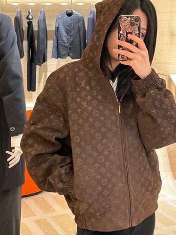 ÁO KHOÁC UNISEX L V MONOGRAM DẬP MỜ – DA LỘN NÂU MỊN LÌ SANG TRỌNG, FORM RỘNG CỰC ĐẸP