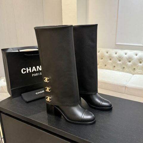BOOT NỮ CN NÚT DOUBLE C VÀNG – DÁNG ỐNG THANH LỊCH, GÓT THÔ 5CM TÔN DÁNG