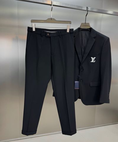 BỘ VEST NAM L V VE CỔ BẺ SANG TRỌNG – FORM SLIM GỌN VAI, QUẦN ỐNG ĐỨNG ÔM