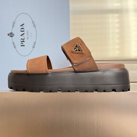 DÉP NỮ PRD DÁNG PLATFORM QUAI DA MỀM LOGO TAM GIÁC KIM LOẠI ĐẾ 5.5CM
