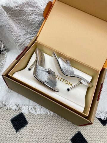 SANDAL CAO GÓT NỮ L V 6AM DẬP VÂN MẮT MÈO & HOA NỔI – DÁNG MULE TÔN DÁNG SANG