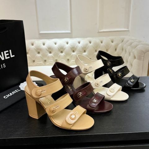 SANDAL CAO GÓT NỮ CN LOGO CC KIM LOẠI – QUAI KÉP SANG TRỌNG – GÓT VUÔNG 8CM