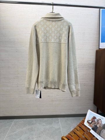 ÁO LEN NAM L V HALF-ZIP CỔ ĐỨNG JACQUARD MONOGRAM PHỐI MẢNG SANG TRỌNG