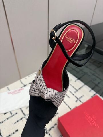 SANDAL CAO GÓT NỮ V L N PLATFORM HỌA TIẾT CHẤM BI – NÚT THẮT XẾP NẾP, GÓT BLOCK CÁ TÍNH