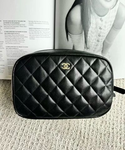 TÚI COSMETIC NỮ C N DÁNG VANITY CHẦN Ô DIAMOND QUILTED DA BÒ VÂN CAVIAR