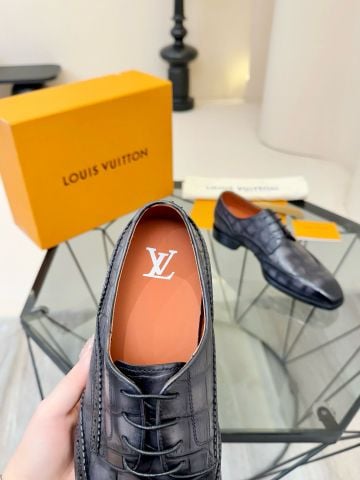 GIÀY NAM LV* DA BÊ VÂN CÁ SẤU – PHIÊN BẢN THỦ CÔNG LIMITED EDITION
