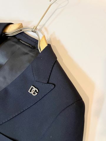 BỘ VEST NAM DG PHOM DOUBLE-BREAST 6 NÚT – ĐỘ RŨ SẮC NÉT, DÁNG CHUẨN QUÝ ÔNG