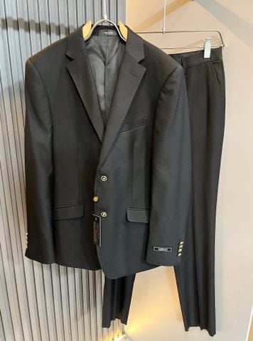 BỘ VEST NAM VRS PHOM CHUẨN QUÝ ÔNG – DÁNG ÔM VỪA TÔN DÁNG, CHI TIẾT NÚT KIM LOẠI SANG TRỌNG, THẦN THÁI LỊCH LÃM