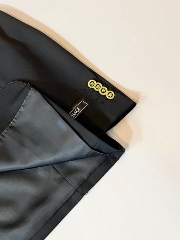 BỘ VEST NAM VRS PHOM CHUẨN QUÝ ÔNG – DÁNG ÔM VỪA TÔN DÁNG, CHI TIẾT NÚT KIM LOẠI SANG TRỌNG, THẦN THÁI LỊCH LÃM