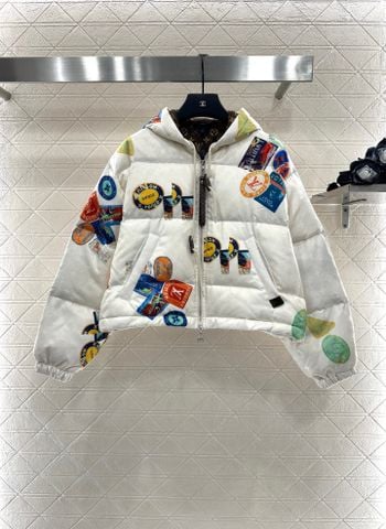 ÁO PHAO NỮ LV* HOODIE HUY HIỆU MÀU – LÓT MONOGRAM NÂU, VỎ NYLON CHỐNG GIÓ & NƯỚC, GIỮ NHIỆT 90% LÔNG VŨ