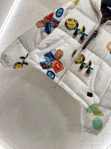 ÁO PHAO NỮ LV* HOODIE HUY HIỆU MÀU – LÓT MONOGRAM NÂU, VỎ NYLON CHỐNG GIÓ & NƯỚC, GIỮ NHIỆT 90% LÔNG VŨ