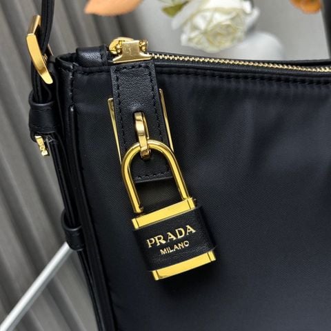 TÚI ĐEO VAI NAM NỮ PRD DÒNG AIMÉE LARGE RE-NYLON PHOM MỀM KHÓA PADLOCK SANG TRỌNG