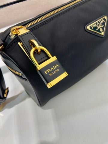 TÚI ĐEO VAI NỮ PRD TESSUTO LOCKER RE-NYLON PHOM TRỤ MINI KHÓA LOCK SANG TRỌNG