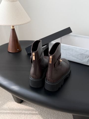 BOOT NỮ CHANE DA NÂU CỔ NGẮN LOGO VÀNG ĐẾ RĂNG CƯA CAO CẤP