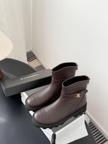 BOOT NỮ CHANE DA NÂU CỔ NGẮN LOGO VÀNG ĐẾ RĂNG CƯA CAO CẤP