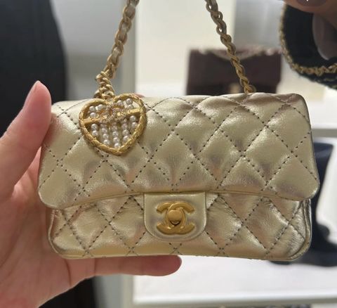 TÚI MINI CHARM NỮ CN CLASSIC FLAP QUILTED BAG CHARM THỜI THƯỢNG