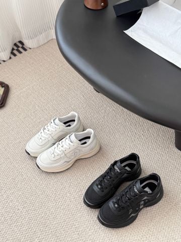 GIÀY THỂ THAO NỮ CHAN* TRẮNG LOGO NỔI SIÊU DỄ PHỐI