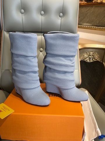 BOOT NỮ L V SUMMER ĐẾ XUỒNG 9CM DÁNG NHÚN CAO CỔ VẢI DỆT NỔI