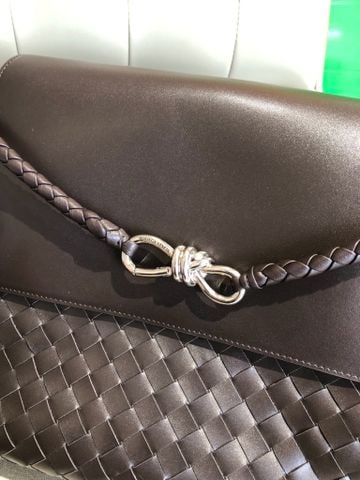 TÚI ĐEO VAI NAM NỮ B V ANDIAMO MESSENGER INTRECCIATO KHÓA NƠ KIM LOẠI BIỂU TƯỢNG 37CM