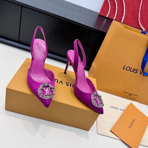 SANDAL CAO GÓT NỮ L V MŨI NHỌN SANG TRỌNG – KHÓA NGỌC TRAI ĐÍNH ĐÁ + LOGO PHỦ ĐÁ LẤP LÁNH