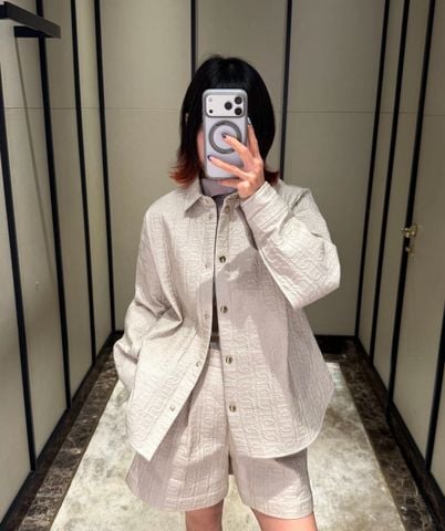 BỘ NỮ M C LOGO MOTIF QUILTED – ÁO SHIRT JACKET CHẦN THÊU & QUẦN SHORT CẠP CAO ĐỒNG BỘ