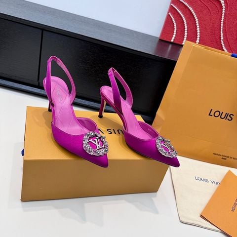 SANDAL CAO GÓT NỮ L V MŨI NHỌN SANG TRỌNG – KHÓA NGỌC TRAI ĐÍNH ĐÁ + LOGO PHỦ ĐÁ LẤP LÁNH