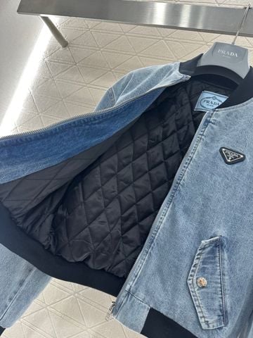 ÁO KHOÁC BOMBER NỮ PRD PHỐI DENIM BÓNG MỊN, LOGO TAM GIÁC KIM LOẠI