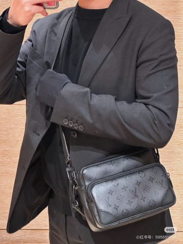 TÚI ĐEO CHÉO NAM NỮ L V DÁNG NIL MONOGRAM DẬP NỔI