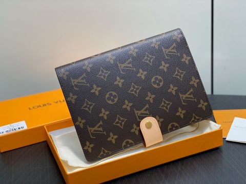 BÌA SỔ TAY/NOTEBOOK COVER UNISEX L V* TAIGA DẬP VÂN PHỐI MONOGRAM