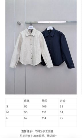 BỘ NỮ M C LOGO MOTIF QUILTED – ÁO SHIRT JACKET CHẦN THÊU & QUẦN SHORT CẠP CAO ĐỒNG BỘ
