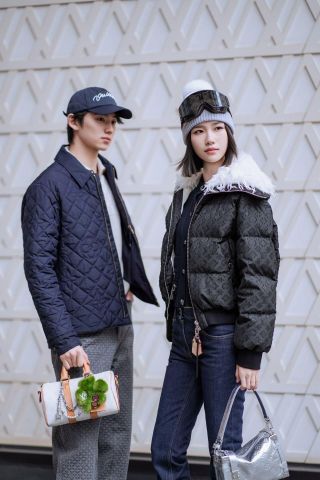 ÁO KHOÁC CHẦN BÔNG UNISEX L V MONOGRAM THÊU NỔI – FORM GỌN TÔN DÁNG, SANG TRỌNG TINH TẾ