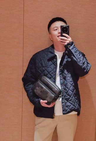 ÁO KHOÁC CHẦN BÔNG UNISEX L V MONOGRAM THÊU NỔI – FORM GỌN TÔN DÁNG, SANG TRỌNG TINH TẾ