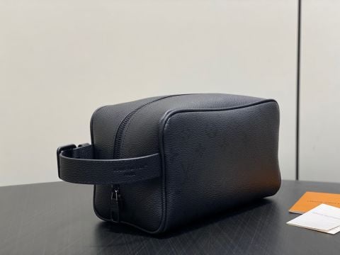 TÚI WASHBAG NAM L V LOCKER DOPP KIT IN HỌA TIẾT MONOGRAM PHỦ CHÌM TONE