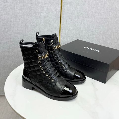 BOOT NỮ CN PHOM BIKER TRẦN BÔNG DIAMOND – MŨI BÓNG GƯƠNG, STRAP LOGO KIM LOẠI