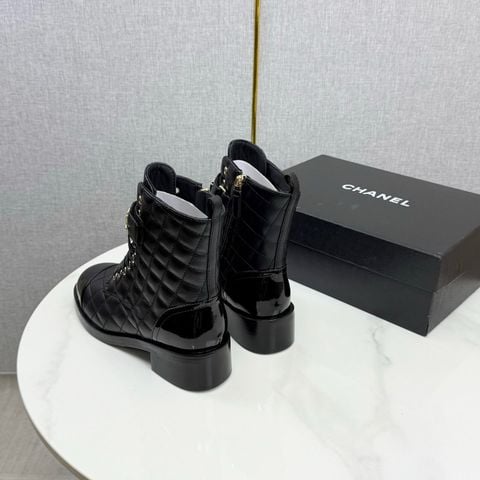 BOOT NỮ CN PHOM BIKER TRẦN BÔNG DIAMOND – MŨI BÓNG GƯƠNG, STRAP LOGO KIM LOẠI