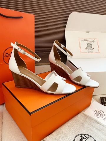 SANDAL CAO GÓT NỮ H M DÁNG WEDGE QUAI CÀI CHỮ H BIỂU TƯỢNG