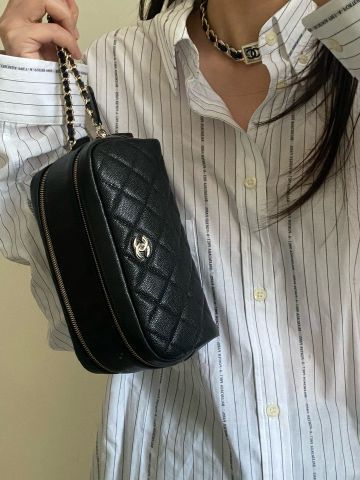 TÚI COSMETIC NỮ CN CAVIAR CALFSKIN DIAMOND-QUILTED ZIPPED POUCH WITH CHAIN