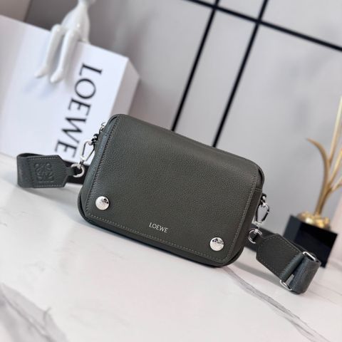 TÚI ĐEO CHÉO NAM NỮ LWE – PEBBLE SMALL MỀM, ĐÔI ĐINH ANAGRAM PEBBLE, DÂY JACQUARD LOGO