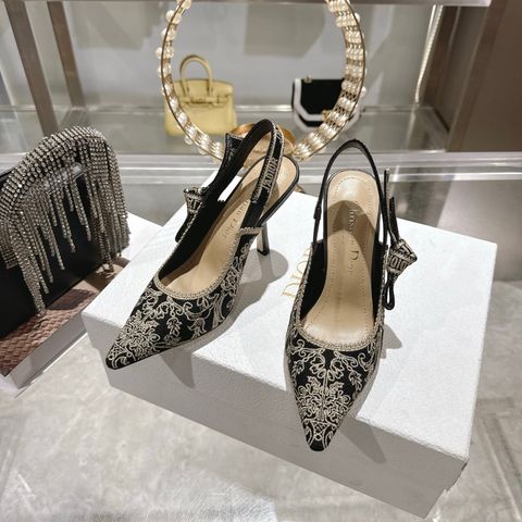 SANDAL CAO GÓT SLINGBACK NỮ DR THÊU NỔI HOẠ TIẾT 3D TRÊN NỀN VẢI – MŨI NHỌN TÔN DÁNG