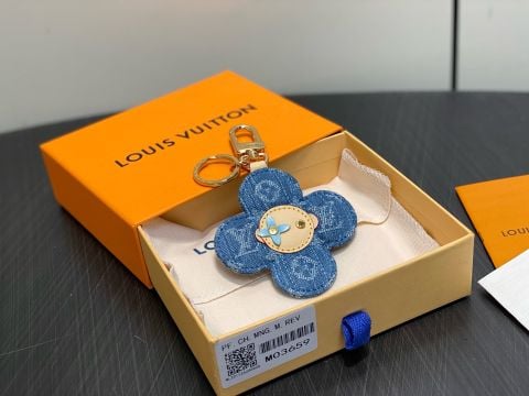MÓC KHÓA TREO TÚI LV* VIVIENNE DENIM BAG CHARM MONOGRAM DENIM HOA VIVIENNE PHỤ KIỆN TRANG TRÍ TÚI SIÊU DỄ THƯƠNG