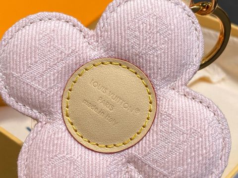 MÓC KHÓA TREO TÚI LV* VIVIENNE DENIM BAG CHARM MONOGRAM DENIM HOA VIVIENNE PHỤ KIỆN TRANG TRÍ TÚI SIÊU DỄ THƯƠNG