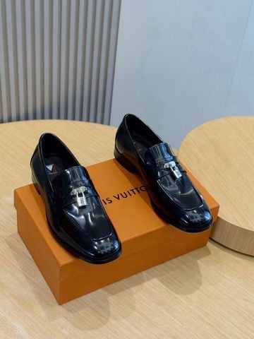 GIÀY LOAFER NAM L*V MAJOR DA BÓNG KHÓA LOGO ĐẲNG CẤP
