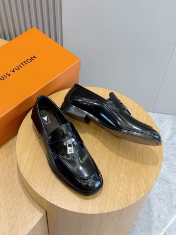 GIÀY LOAFER NAM L*V MAJOR DA BÓNG KHÓA LOGO ĐẲNG CẤP