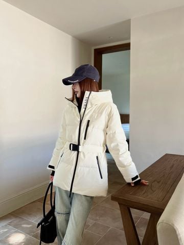 ÁO PHAO NỮ P R D SKI SERIES – PHOM DÀI QUA HÔNG, MŨ TRÙM LIỀN, THẮT LƯNG ĐỊNH HÌNH, 90% LÔNG NGỖNG TRẮNG