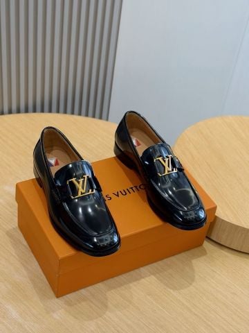 GIÀY LOAFER NAM L*V  DA BÓNG LOGO VÀNG